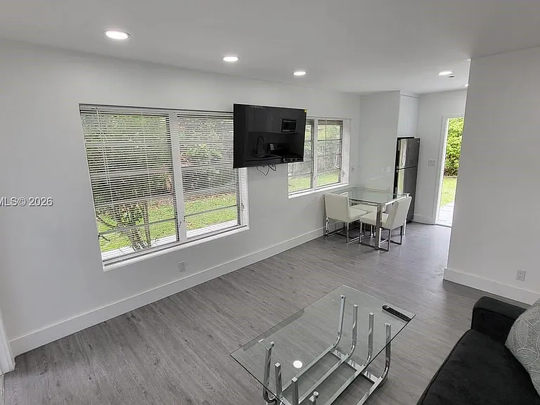821 NE 6th St #1 — Photo 4