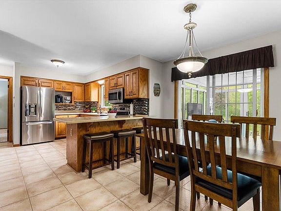 5th image of 1004 Winnebago CIRCLE