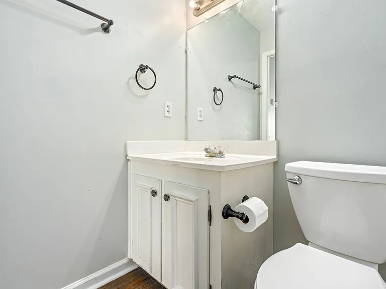 210 N Ross St #E — Photo 10