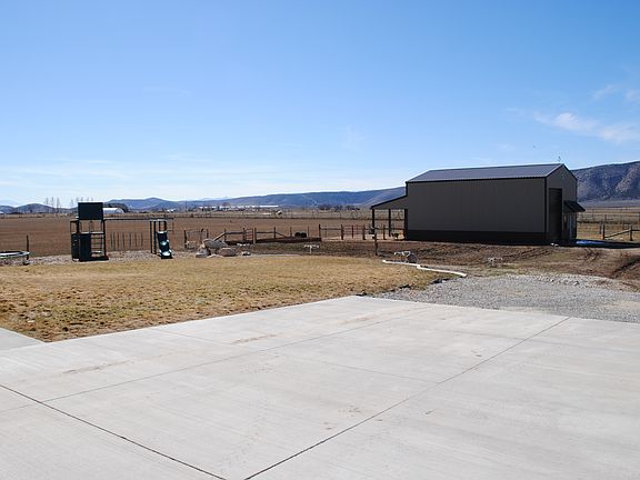 View of front yard and barn
