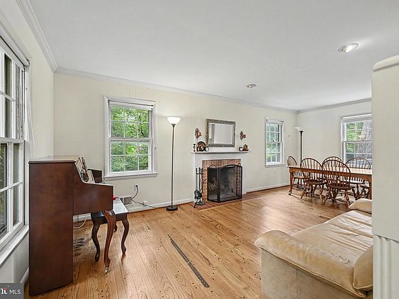 4th image of 8611 Oakmont St