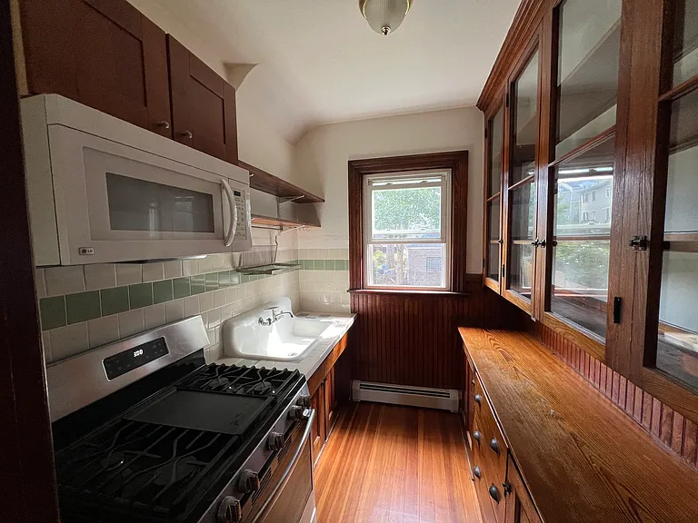 57 Woodbine St — Photo 2