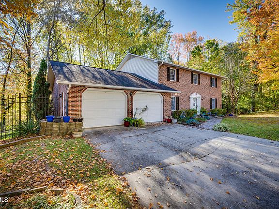 2nd image of 1615 Strawberry Ln