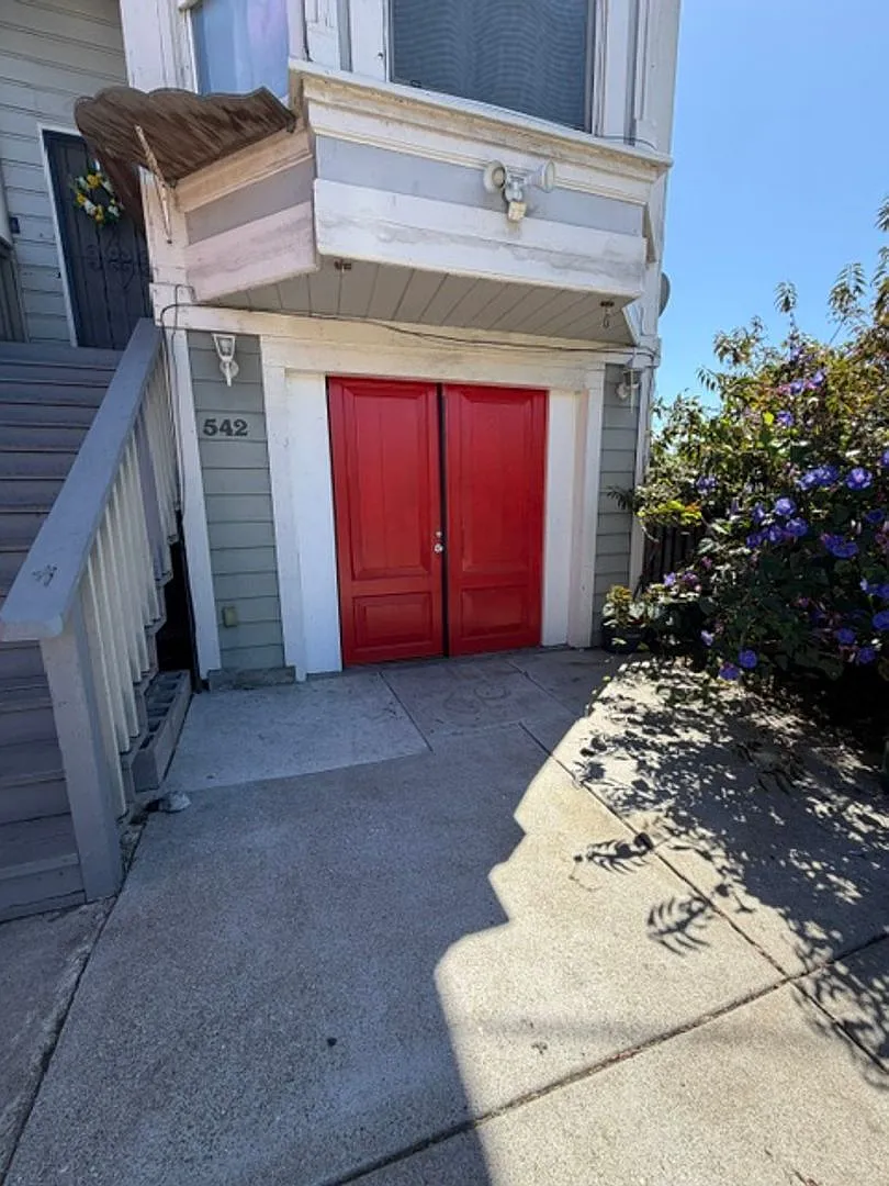 542 Lewis St — Photo 1