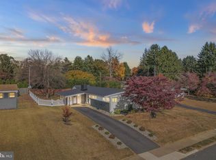 21 Robin Hood Ln, Aston, PA 19014