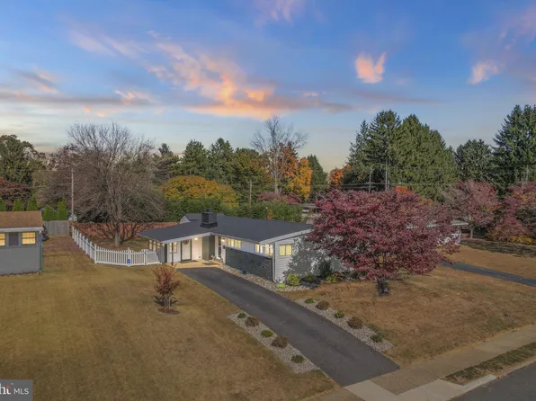 21 Robin Hood Ln, Aston, PA 19014
