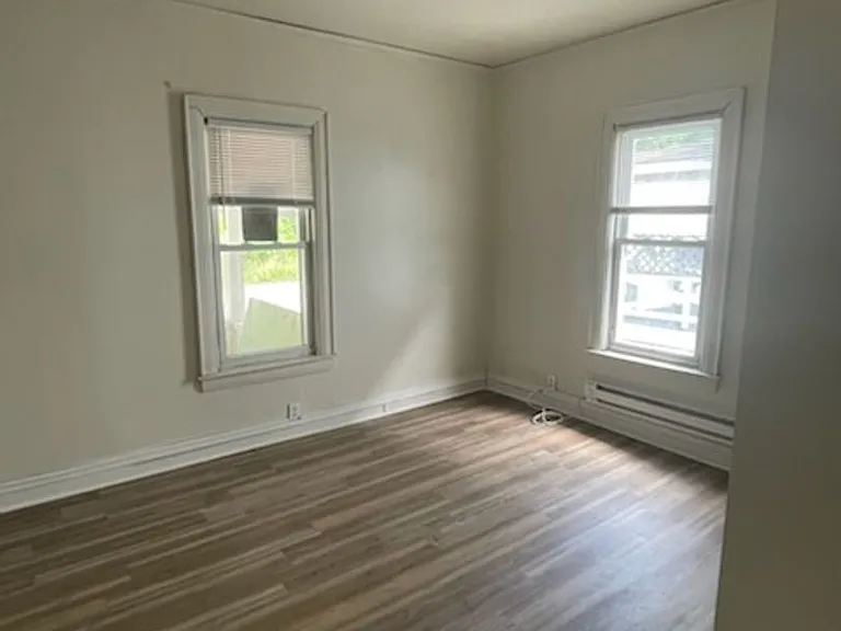 2333 Washington St W — Photo 2