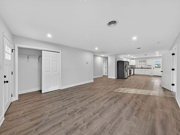 4th image of 40 Montrose Dr
