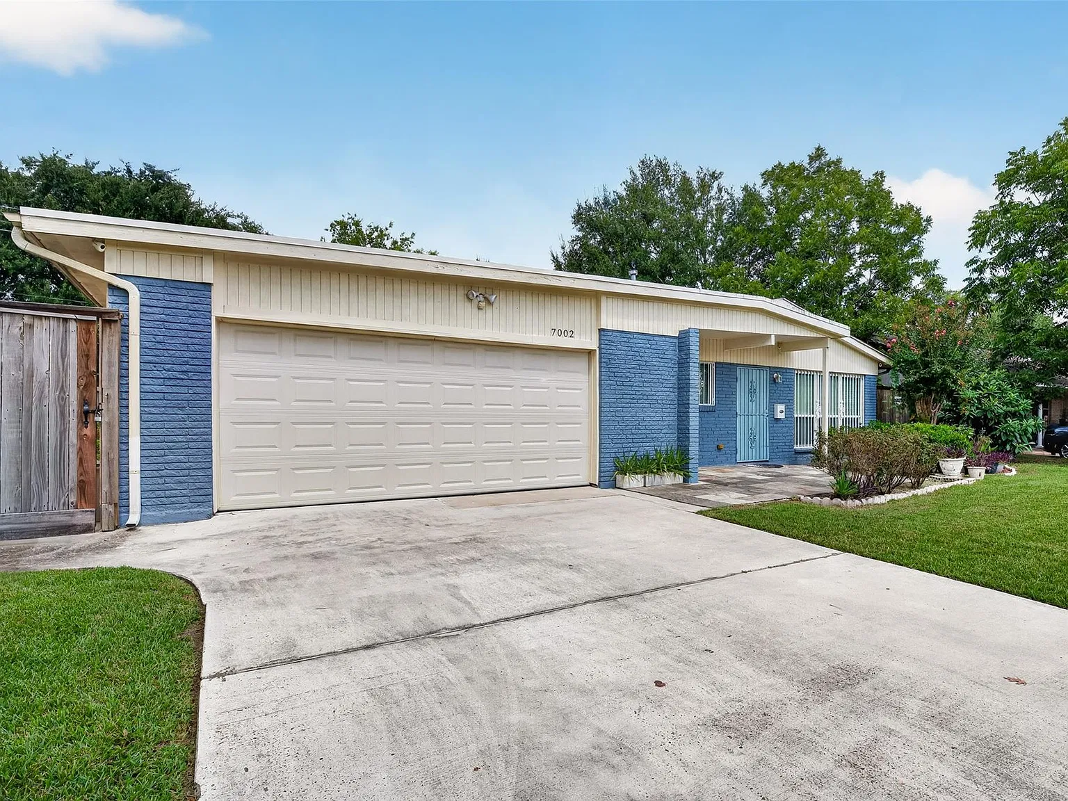 4 bed, 3.0 bath, 2200 sqft, $2,200 — Photo 2