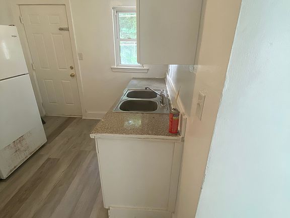 5th image of 2401 Celia Ave #1