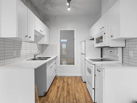 5th image of 20238 Fraser Hwy #202
