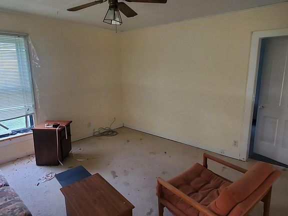 4th image of 903 Maple St