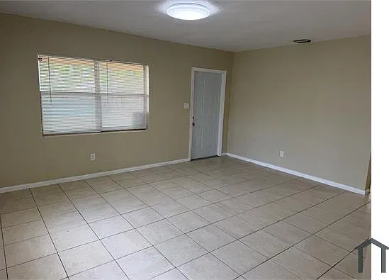 3 bed, 1304 sqft, $2,495 — Photo 4