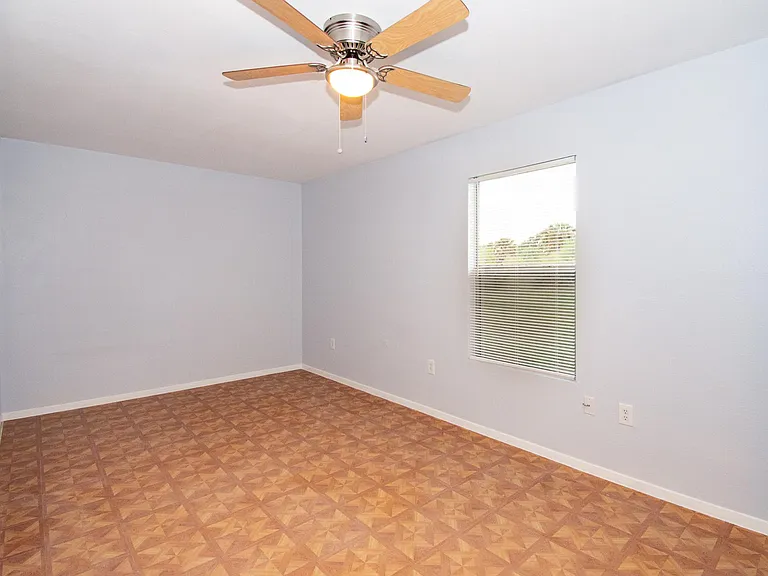 12525 N Interstate Highway 35 — Photo 10