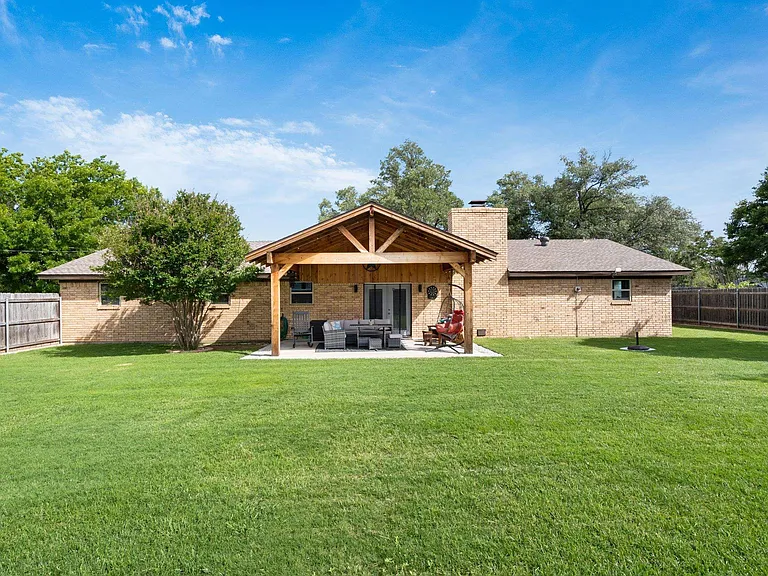 303 Chris Dr — Photo 26