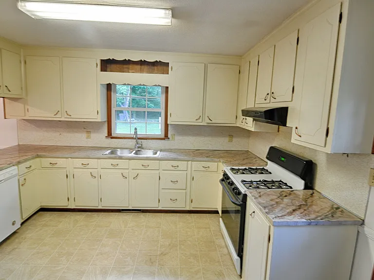 1526 Smith Level Rd — Photo 4