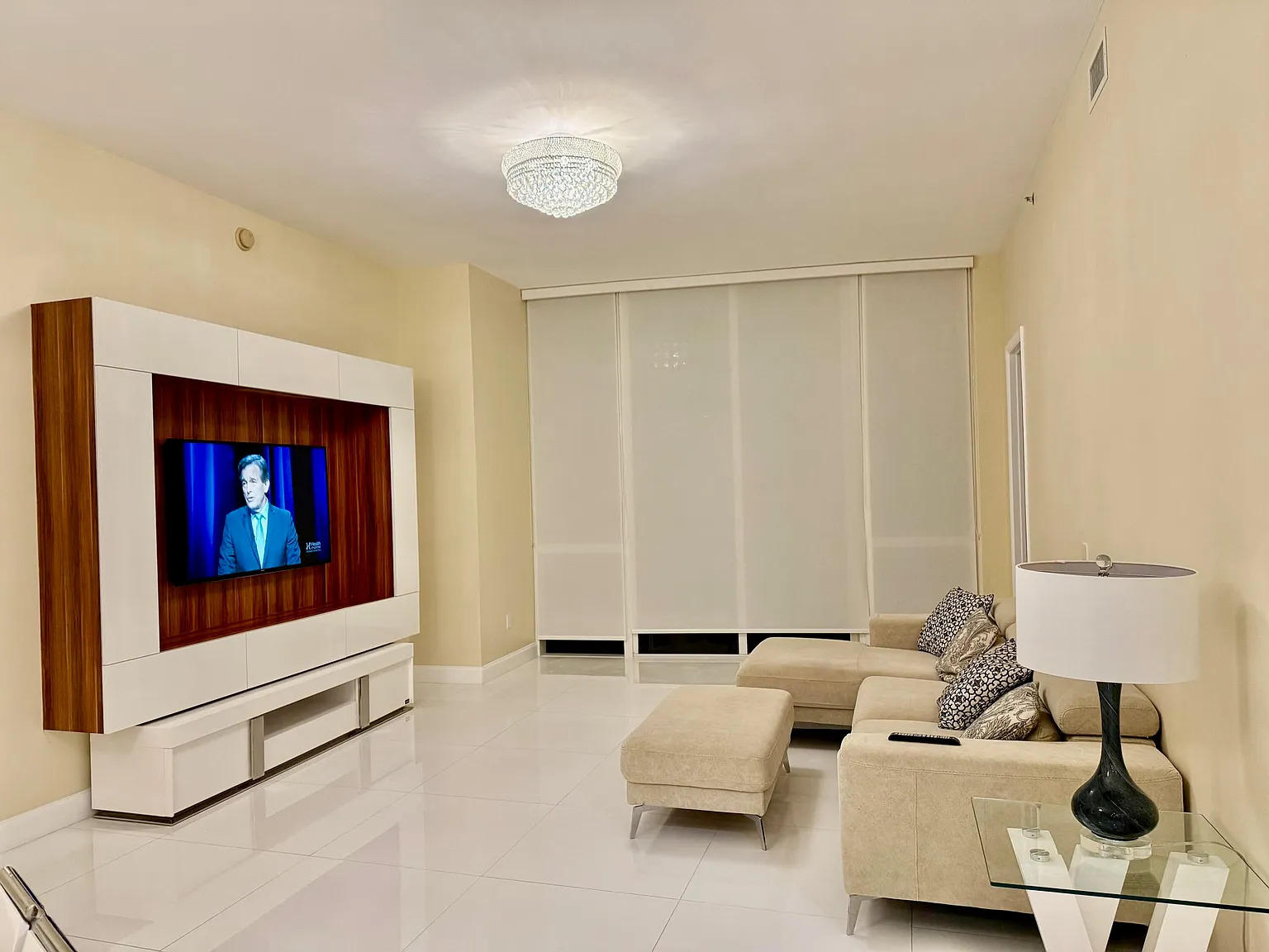 3 bed, 3.0 bath, 2084 sqft, $7,500 — Photo 4