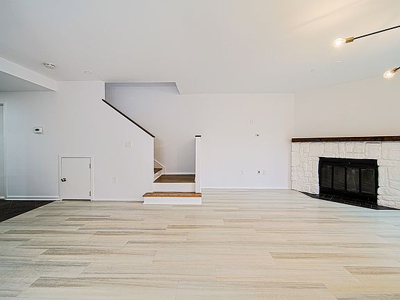 3rd image of 3 Whitman Ct