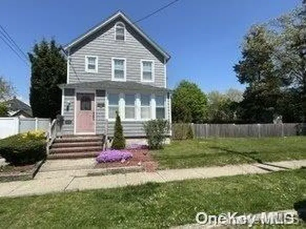 322 S 2nd Street, Lindenhurst, NY 11757