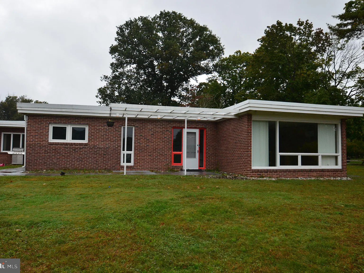 4 bed, 2.0 bath, 2304 sqft, $4,500 — Photo 2
