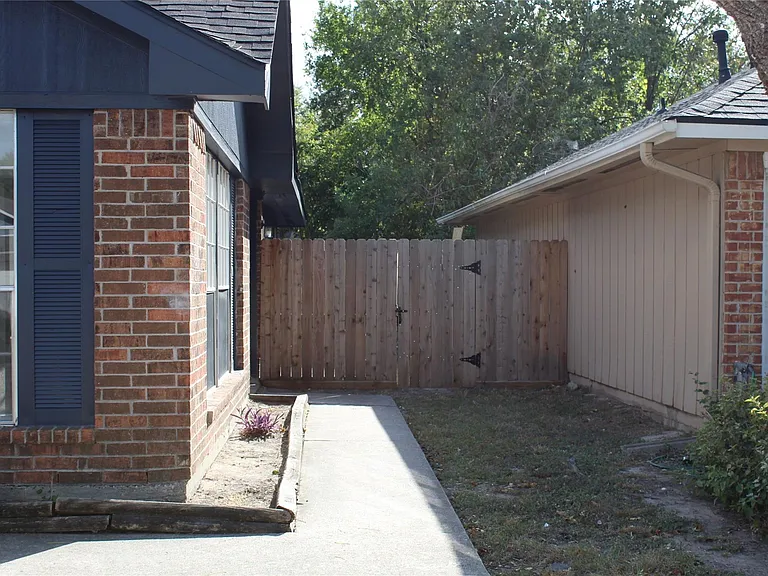 9211 Golden Meadow Dr — Photo 2