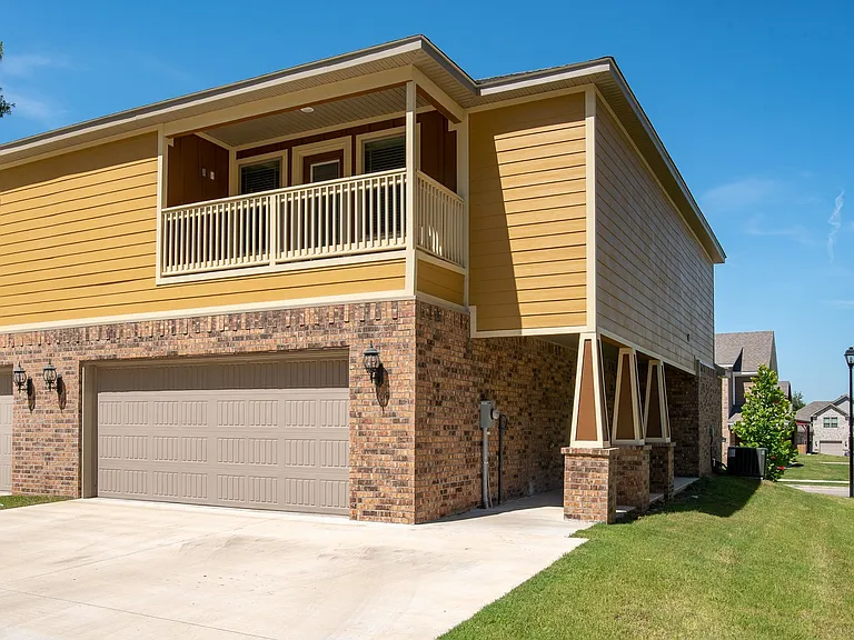 1324 N Corsica Dr — Photo 2