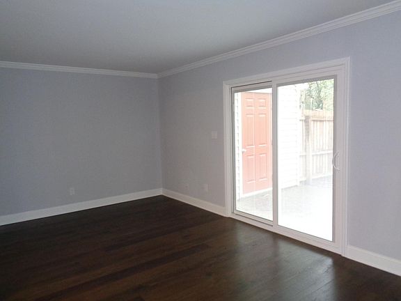 3rd image of 302 Oak Arbor Ln