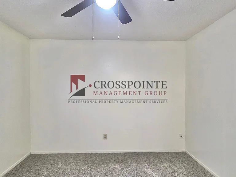 115 Queens Ct — Photo 16