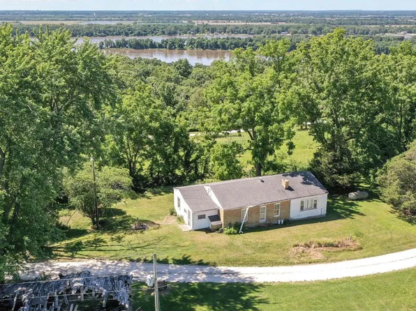 523 Winneberg Rd, Golden Eagle, IL 62036