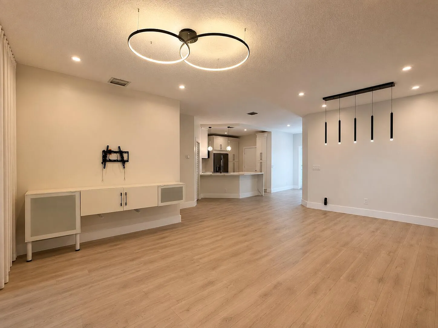 2 bed, 2.0 bath, 1333 sqft, $3,195 — Photo 2