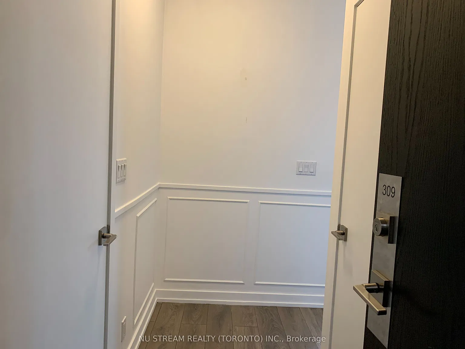 28 Avondale Ave — Photo 4