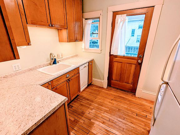 4th image of 458 Herschel St