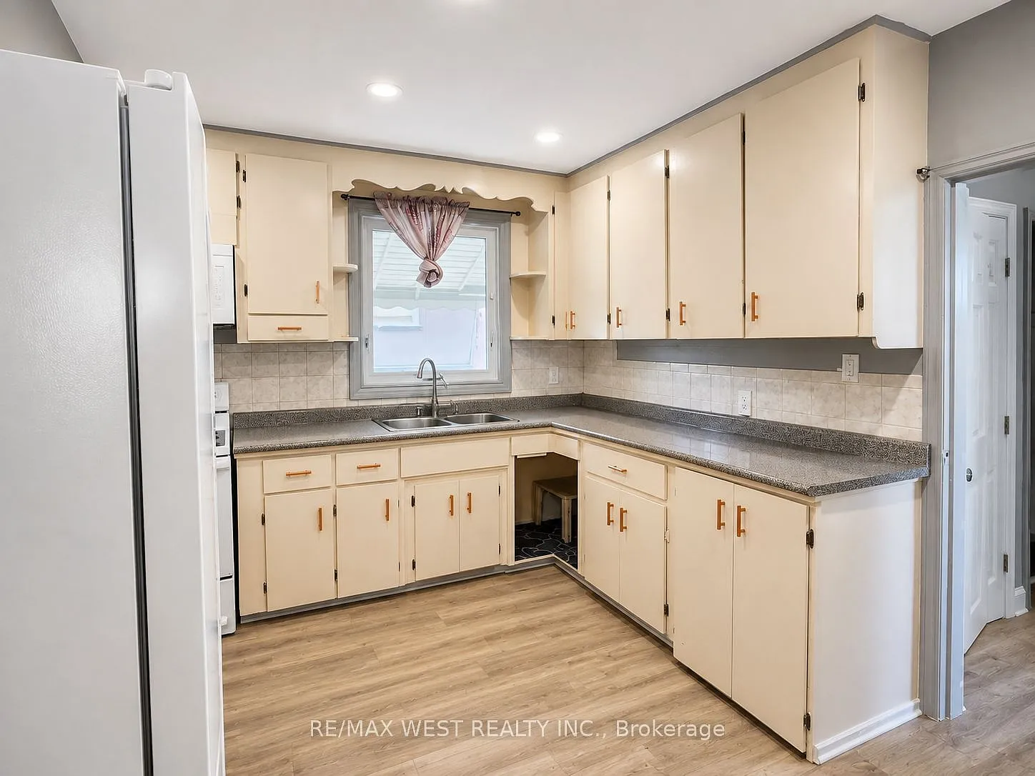 3 bed, $2,300 — Photo 3