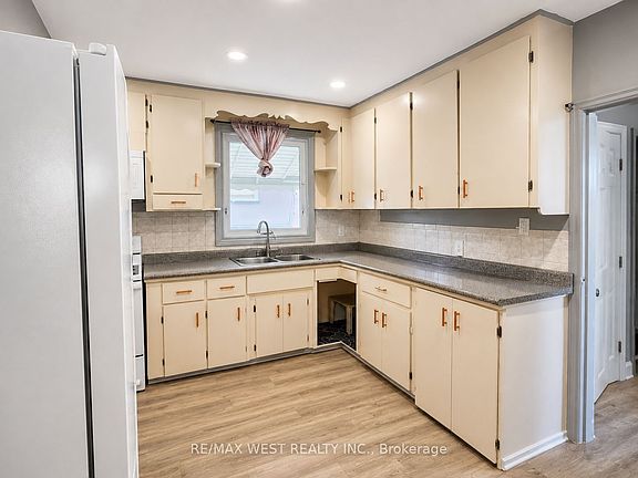 3rd image of 875 Ritson Rd S