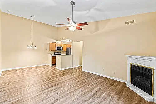 2 bed, 1100 sqft, $1,500 — Photo 3
