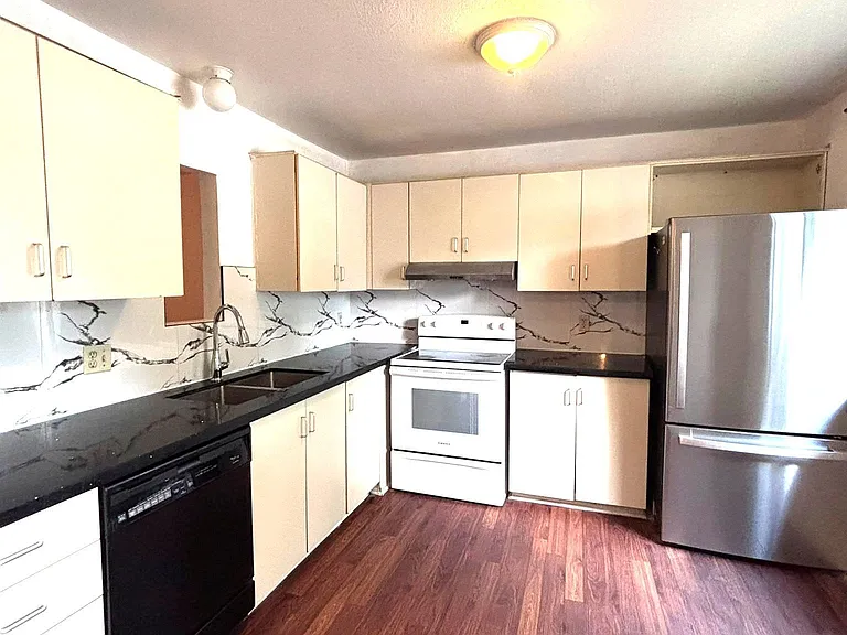 490 3rd St #40 — Photo 2