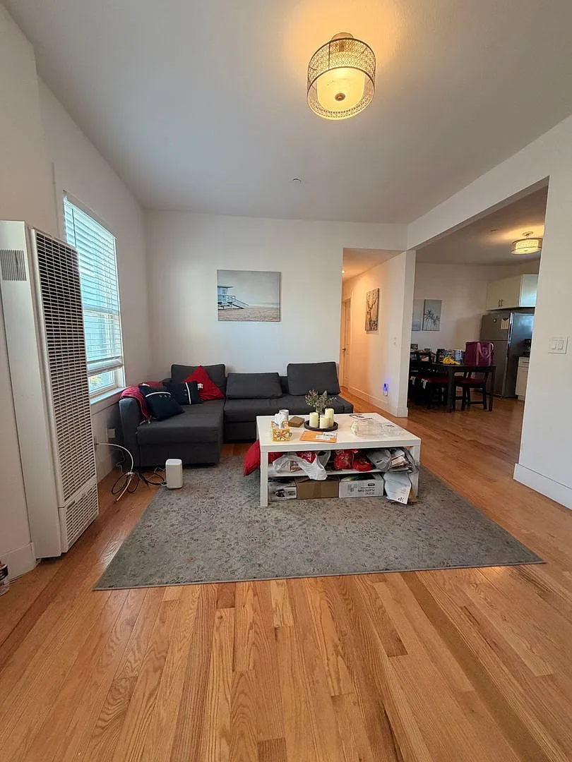 1 Room inside a 4 Bedroom Apartment — Photo 2