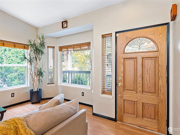 5th image of 11812 161st Street E