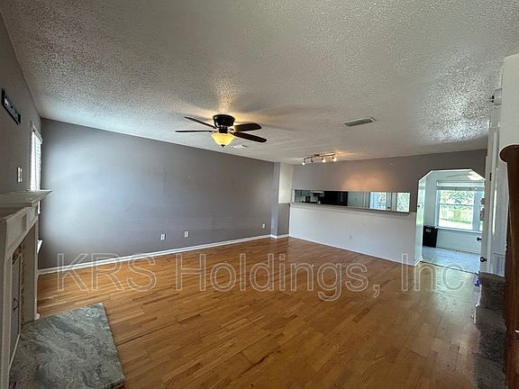 2nd image of 3014 Glastonbury Cir