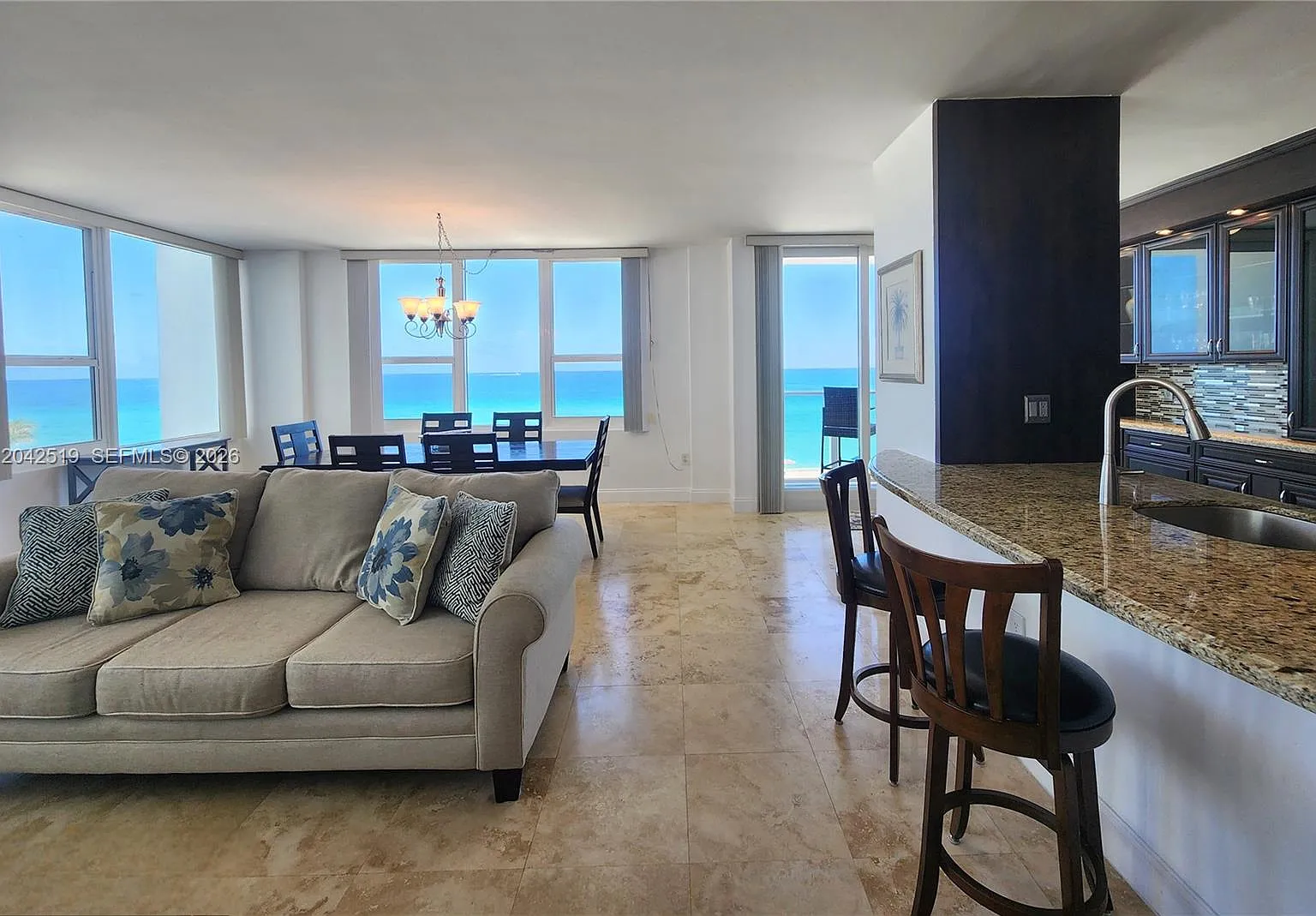 Alexander Towers Condo — Photo 4
