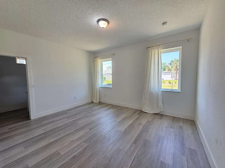 1370 Cogan Dr SE — Photo 9