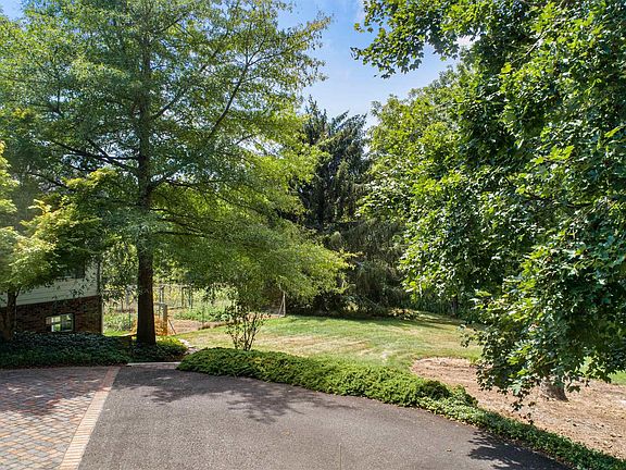 2nd image of 3020 Country Meadow Dr