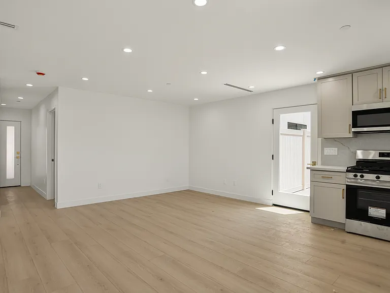 11502 Valjean Ave — Photo 7