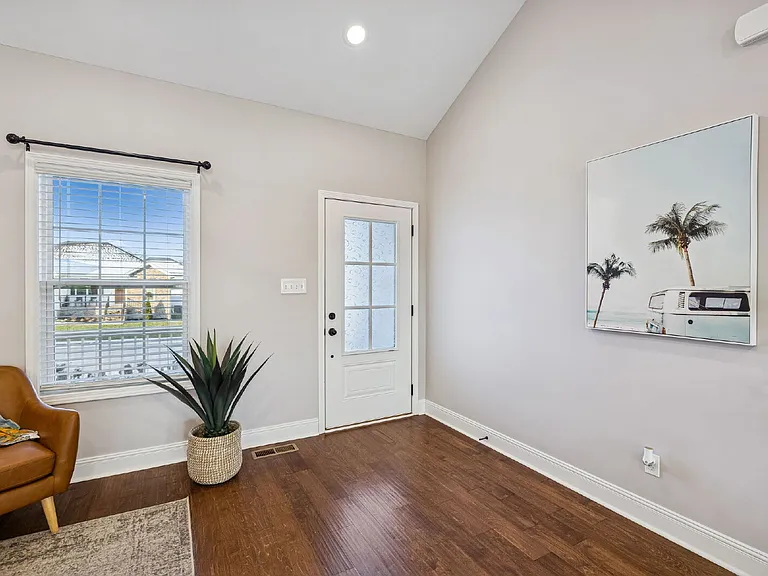207 Bedford Ct — Photo 3