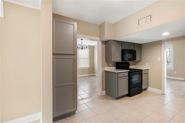8510 S Claiborne Ave #A — Photo 4
