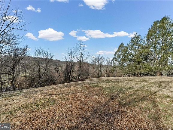 3rd image of 1335 Creek Rd