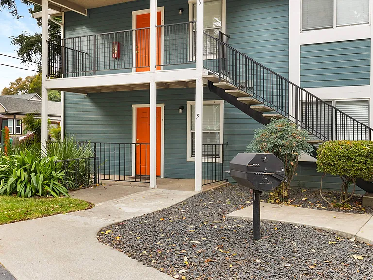 Redwood Cove Apartments — Photo 17