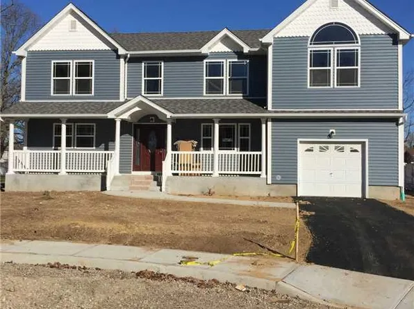 2 Dello Gillo, Amityville, NY 11701