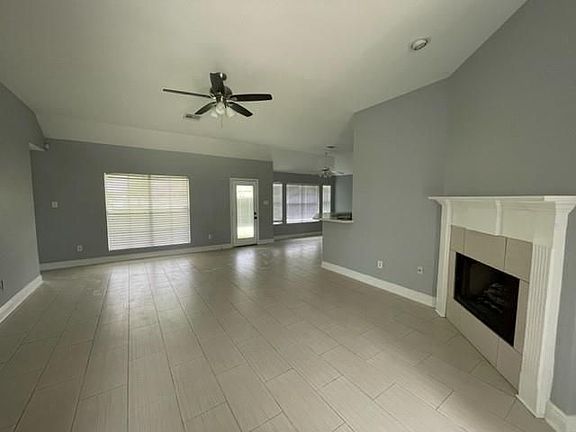 3rd image of 140 Oak Moss Dr