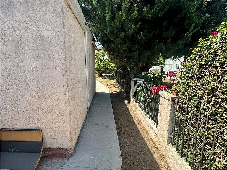 2124 E 122nd St — Photo 9